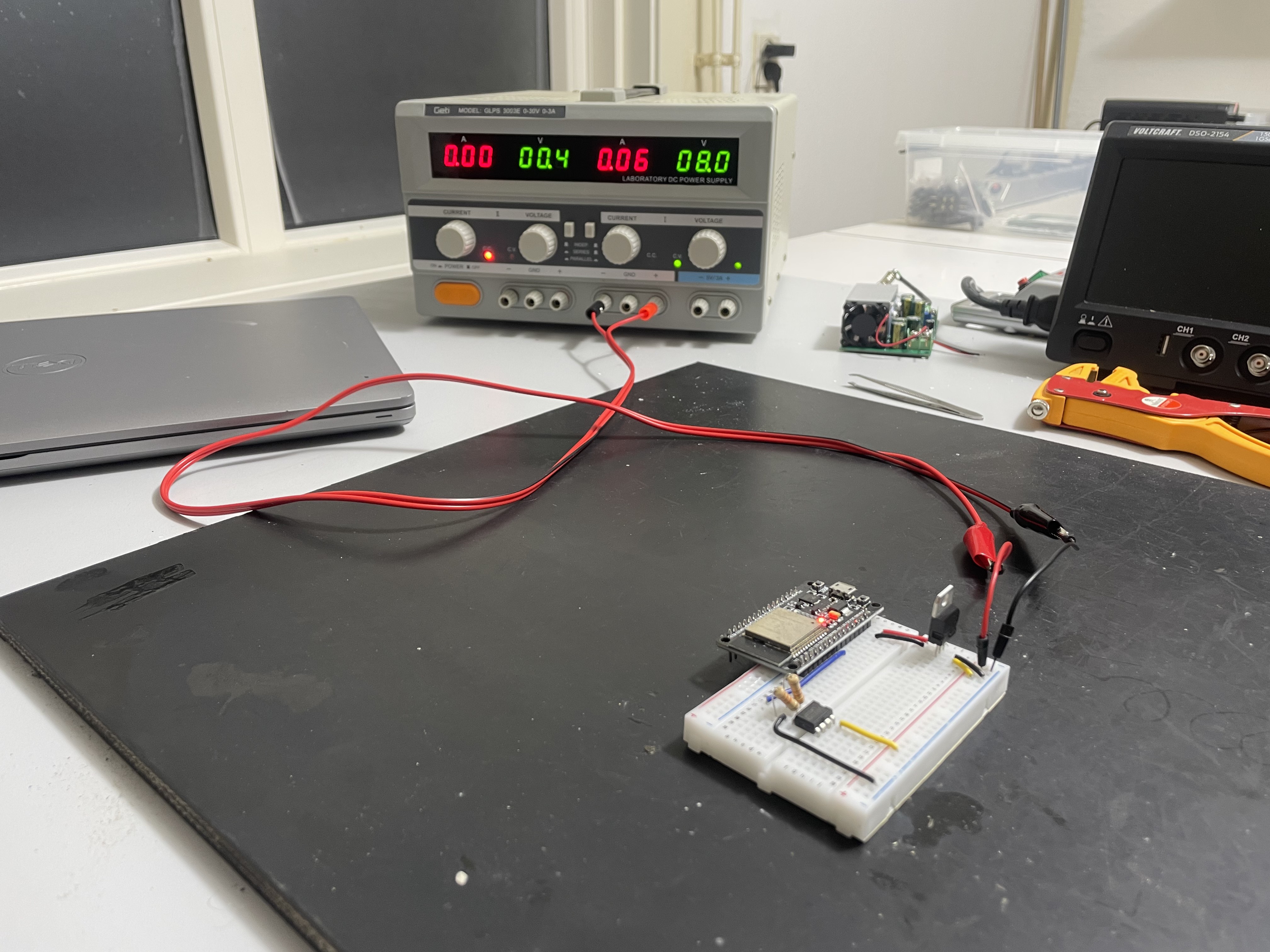 ESP32 DAC signal doubler circuit connected to a power supply.