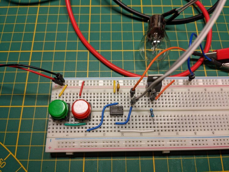 This is a low side MOSFET gate driver IC on a breadboard.