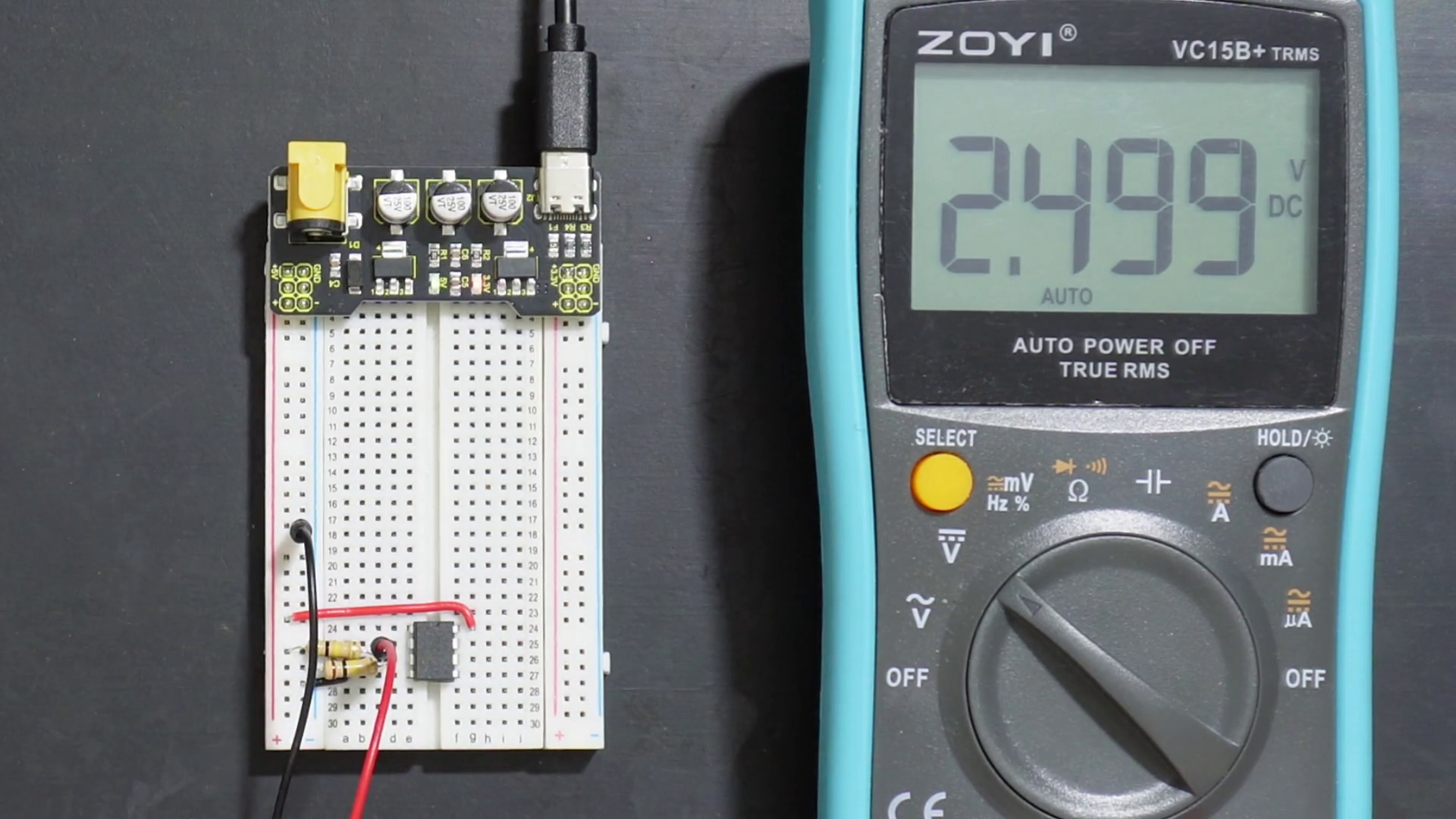Testing the voltage of the resistor-divider - half of VCC
