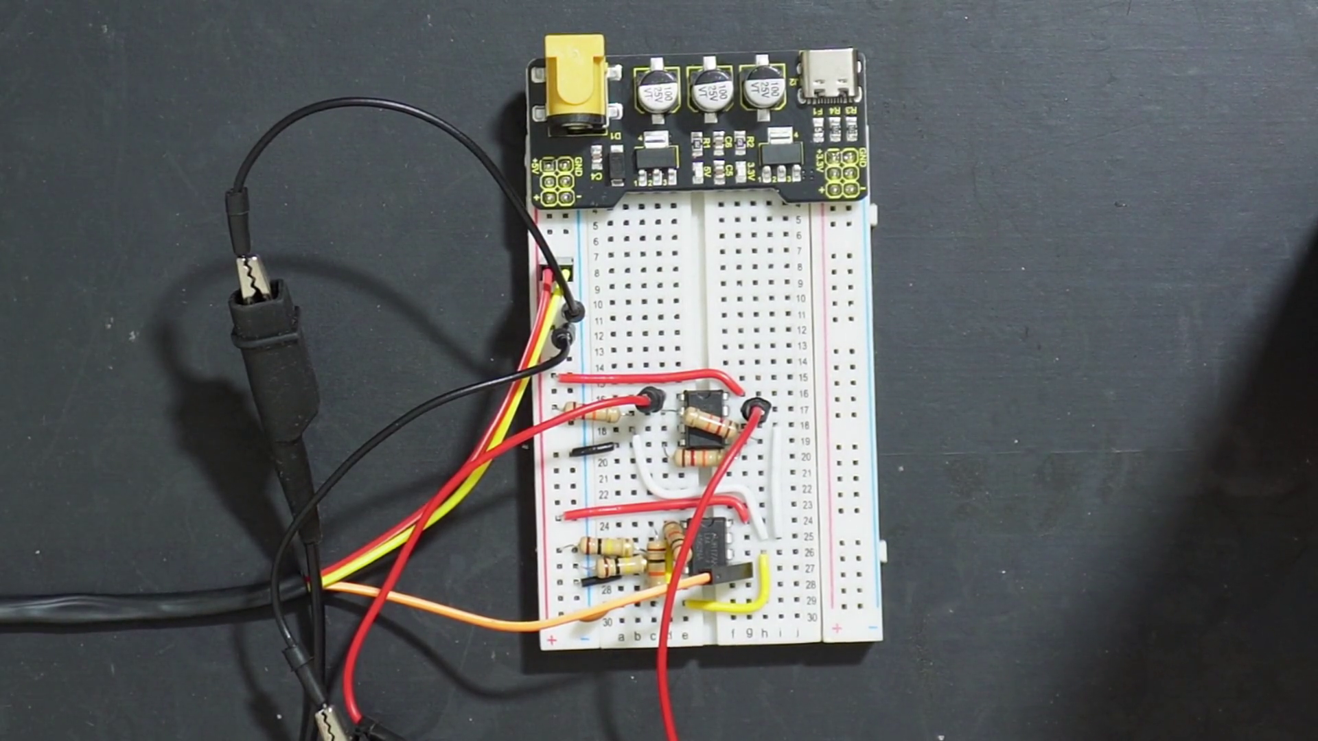 Oscilloscope probes added to complete dual-PWM circuit.